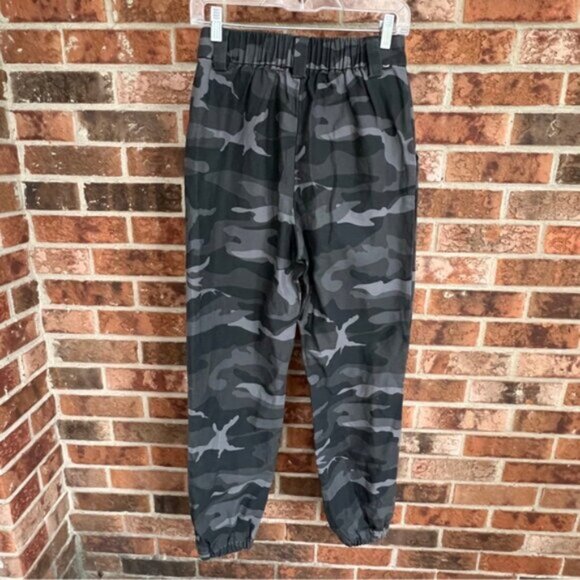 Aritzia * TNA Alix Camo High Rise Cargo Jogger Pant Grey Black Cotton EUC S - Picture 2 of 12